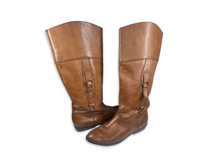 Experience the timeless beauty and quality of our Vintage Bandits Leather Boots. Handcrafted in Brazil, these stunning high boots are made with rich brown leather and designed to fit a women's size 8. Embody style and sophistication with every step you...