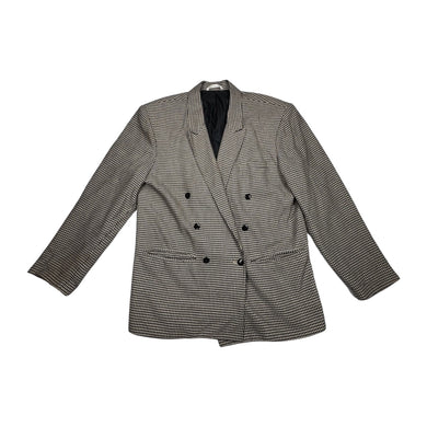 Introducing the Vintage Index Men Blazer, a medium brown micro houndstooth 3-button blazer with a timeless appeal. This blazer boasts a flat chest measurement of 40 inches, sleeve length of 25 inches, and an overall length of 31 inches, making it a per...