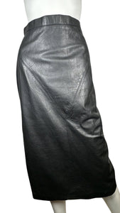 This Vintage G-III Leather Fashions Skirt boasts a high waist and stunning design. Expertly crafted, it features a waist measurement of 29 inches and a length of 30 inches, providing a flattering fit for those with 36 inch hips.