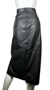 This Vintage G-III Leather Fashions Skirt boasts a high waist and stunning design. Expertly crafted, it features a waist measurement of 29 inches and a length of 30 inches, providing a flattering fit for those with 36 inch hips.