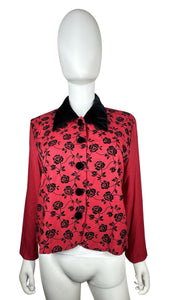 Introducing the Vintage J.W. Treci Blouse: a playful red crop with a velvet collar and a charming rose print on the front. This versatile top can even double as a blazer! Get your quirky on with a chest measurement of 39", sleeve length of 21", and ove...