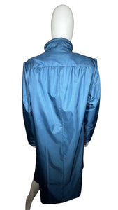 This Vintage Objectives jacket in blue nylon offers a unique trench style with a double layered design and removable inner layer. With measurements of 36" in the chest, 22 1/2" in the sleeves, and a length of 45", it's a practical and stylish addition...