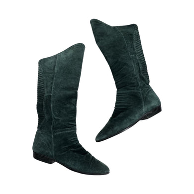 These high-top Clicks boots are crafted from soft green suede, boasting a size 8 fit for women. With a comfortable and stylish design, these boots are the perfect addition to any wardrobe. Stay on-trend and effortlessly chic with the versatile CLICKS b...