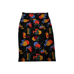 This size small Lularo Shape Skirt features a vibrant geometric print that stretches to fit larger sizes as well (bonus!). When measured flat, it boasts a 28" waist, 34" hips, and is 24" in length. Get ready to turn heads with this playful and versatil...