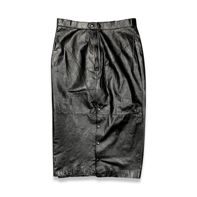 This Vintage G-III Leather Fashions Skirt boasts a high waist and stunning design. Expertly crafted, it features a waist measurement of 29 inches and a length of 30 inches, providing a flattering fit for those with 36 inch hips.