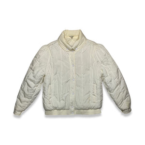 Rare Vintage All Around The World Casual Club Coat is an outdoor white/cream button up puff coat with and adjustable pop up neck and adjustable snap button wrist.   Measured Flat   Chest - 42"  Sleeve - 26"  Length - 29"