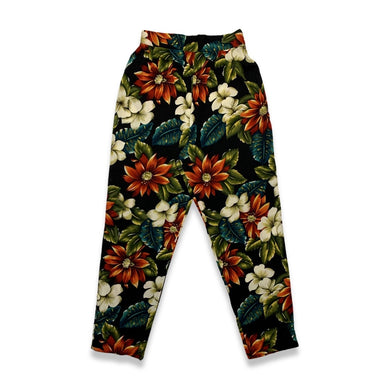 The vintage high waisted Léger Floral Pant is a %100 Rayon harem pant with an all over floral print.  Measured Flat   Waist - 26